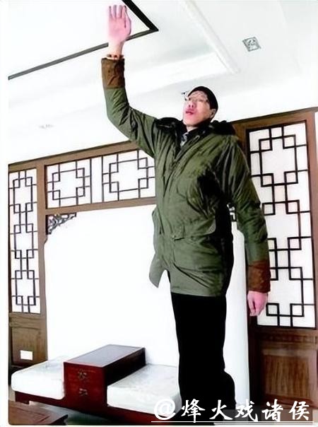 2.42米巨人娶1.6米妻子,婚后20年无子嗣,妻子:生活很不方便 2.42米巨人娶1.6米妻子,婚后20年无子嗣,妻子:生活很不方便